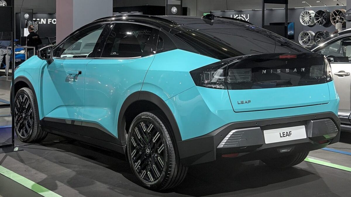 Nissan Leaf 2026 w turkusowym lakierze na salonie samochodowym w Zurychu