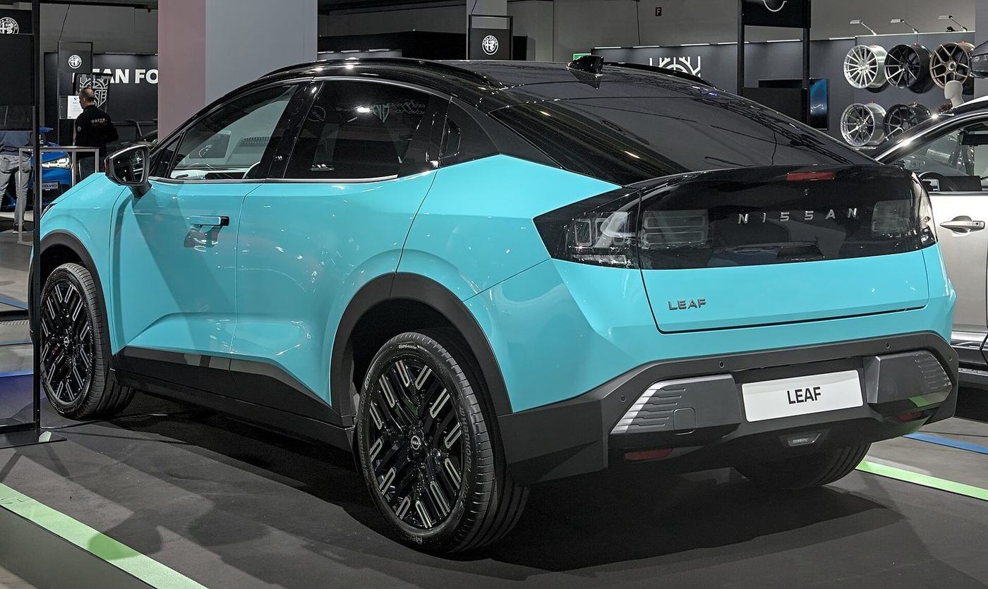 Nissan Leaf 2026 w turkusowym lakierze na salonie samochodowym w Zurychu