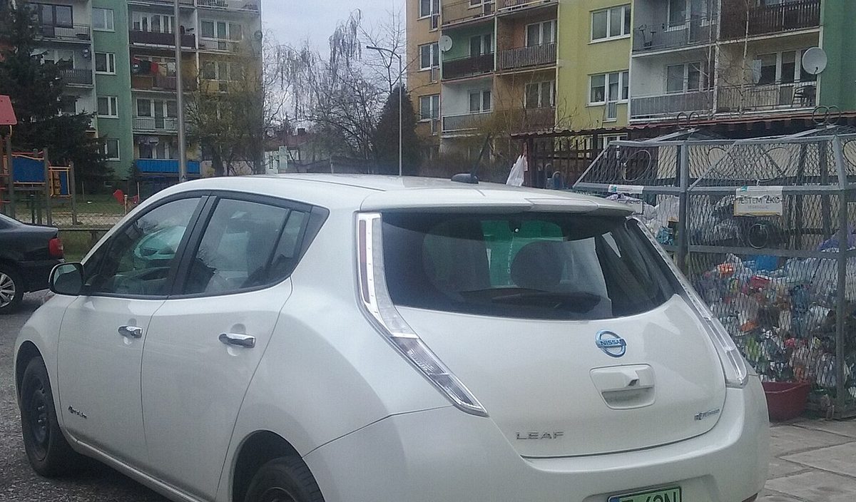 Samochody elektryczne w Polsce na parkingu osiedlowym — Nissan Leaf w Tomaszowie Mazowieckim