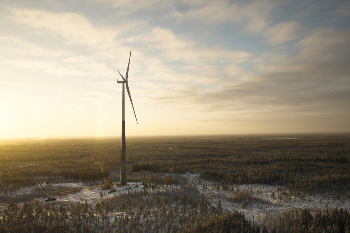 Turbina wiatrowa Nordex N163/6.X na wieży hybrydowej w zimowym krajobrazie Finlandii
