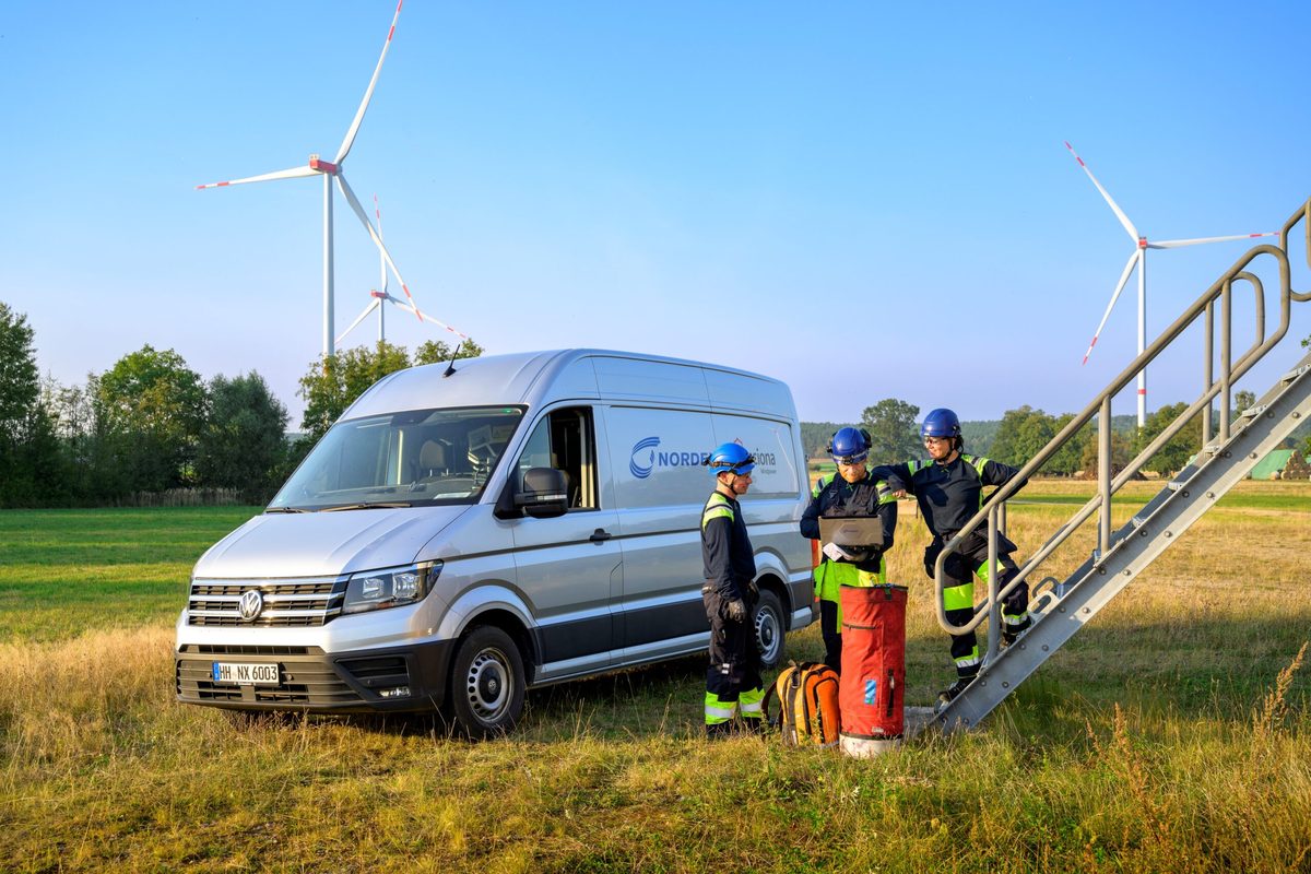 Pracownicy serwisu turbin wiatrowych Nordex przy gondoli turbiny