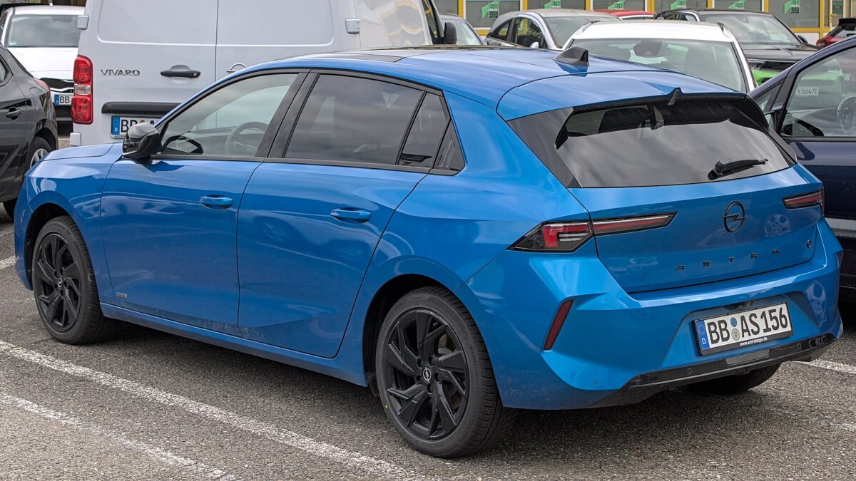 Opel Astra Electric – widok z boku