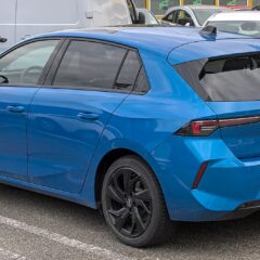 Opel Astra Electric 156 KM 55 kWh (2024) – widok z boku