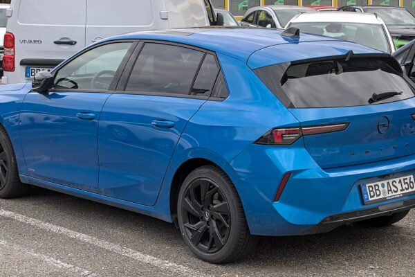 Opel Astra Electric – widok z boku