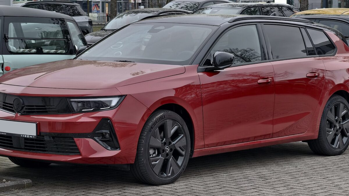 Opel Astra Electric 156 KM 55 kWh (2024) – widok z przodu