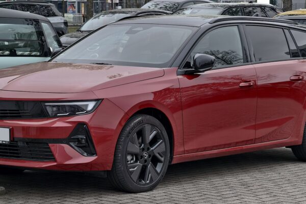 Opel Astra Electric (2024) – widok z przodu