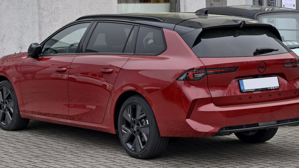 Opel Astra Electric 156 KM 55 kWh (2024) – widok z tyłu