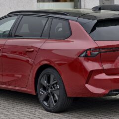 Opel Astra Electric 156 KM 55 kWh (2024) – widok z tyłu