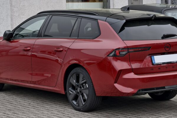 Opel Astra Electric (2024) – widok z tyłu
