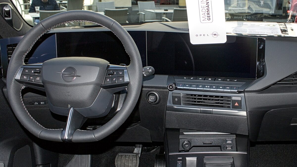 Opel Astra Electric 156 KM 55 kWh (2024) – wnętrze