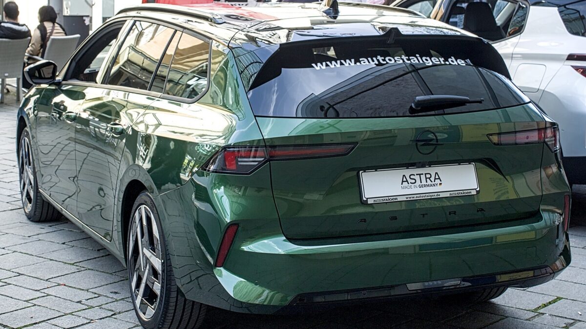 Opel Astra Sports Tourer Electric – widok z boku