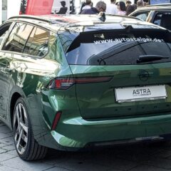 Opel Astra Sports Tourer Electric 156 KM 55 kWh (2024) – widok z boku