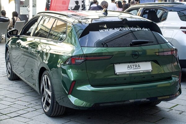 Opel Astra Sports Tourer Electric – widok z boku