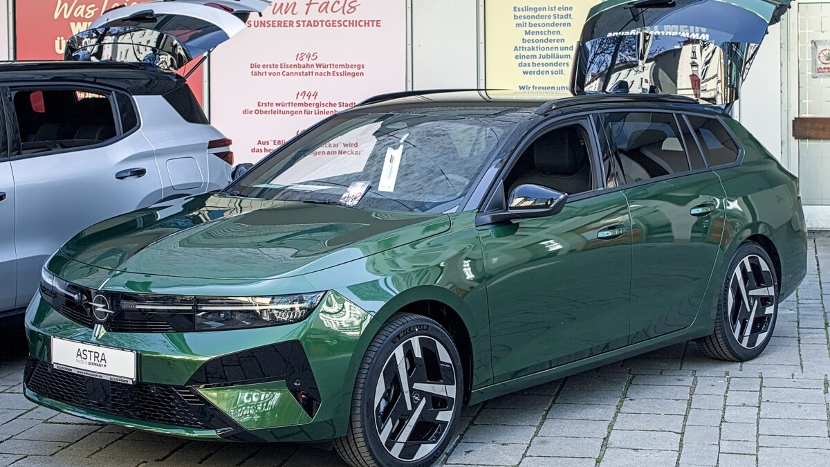 Opel Astra Sports Tourer Electric 156 KM 55 kWh (2024) – widok z przodu
