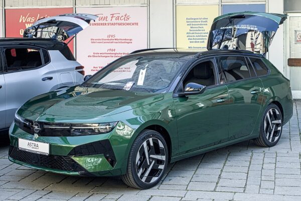 Opel Astra Sports Tourer Electric (2024) – widok z przodu