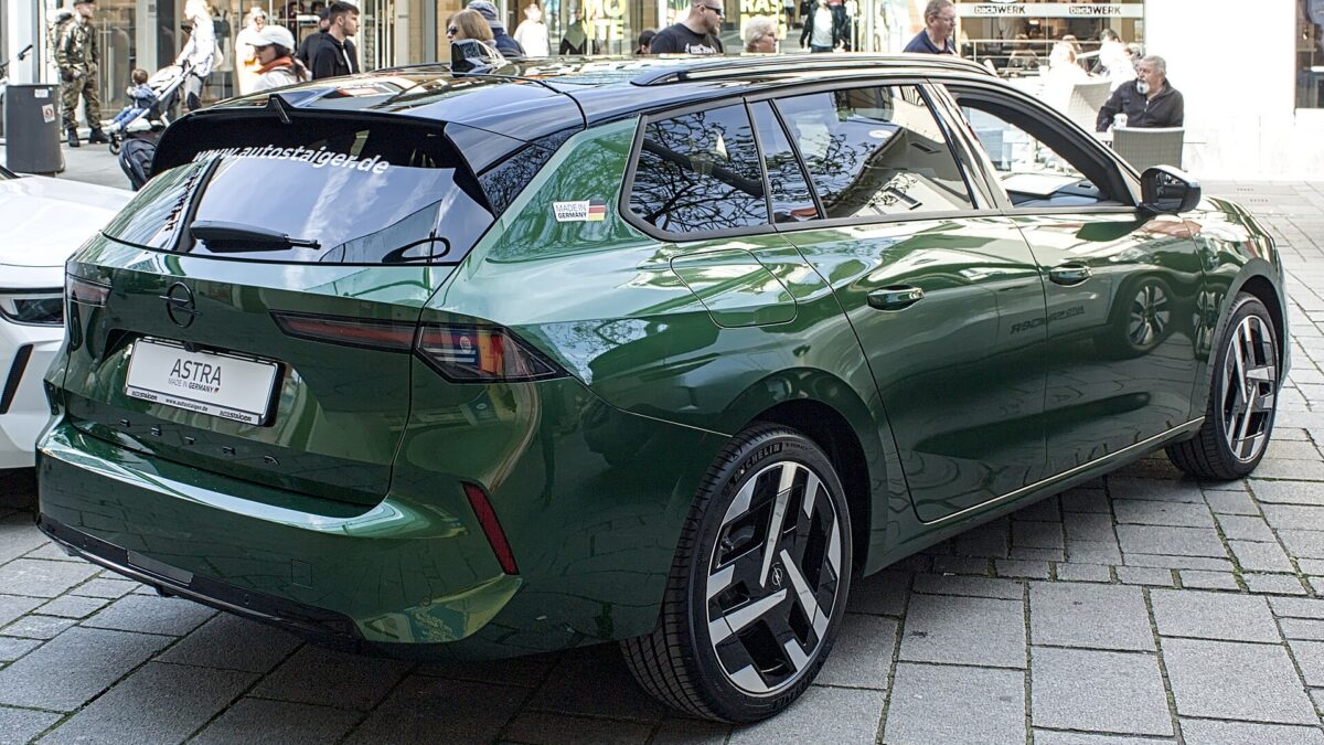 Opel Astra Sports Tourer Electric 156 KM 55 kWh (2024) – widok z tyłu
