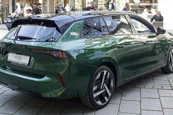 Opel Astra Sports Tourer Electric (2024) – widok z tyłu