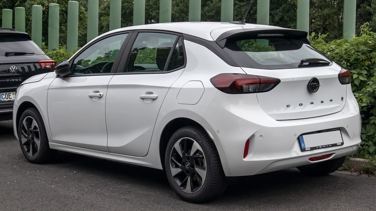 Opel Corsa Electric e136 136 KM 46 kWh (2019) – widok z tyłu