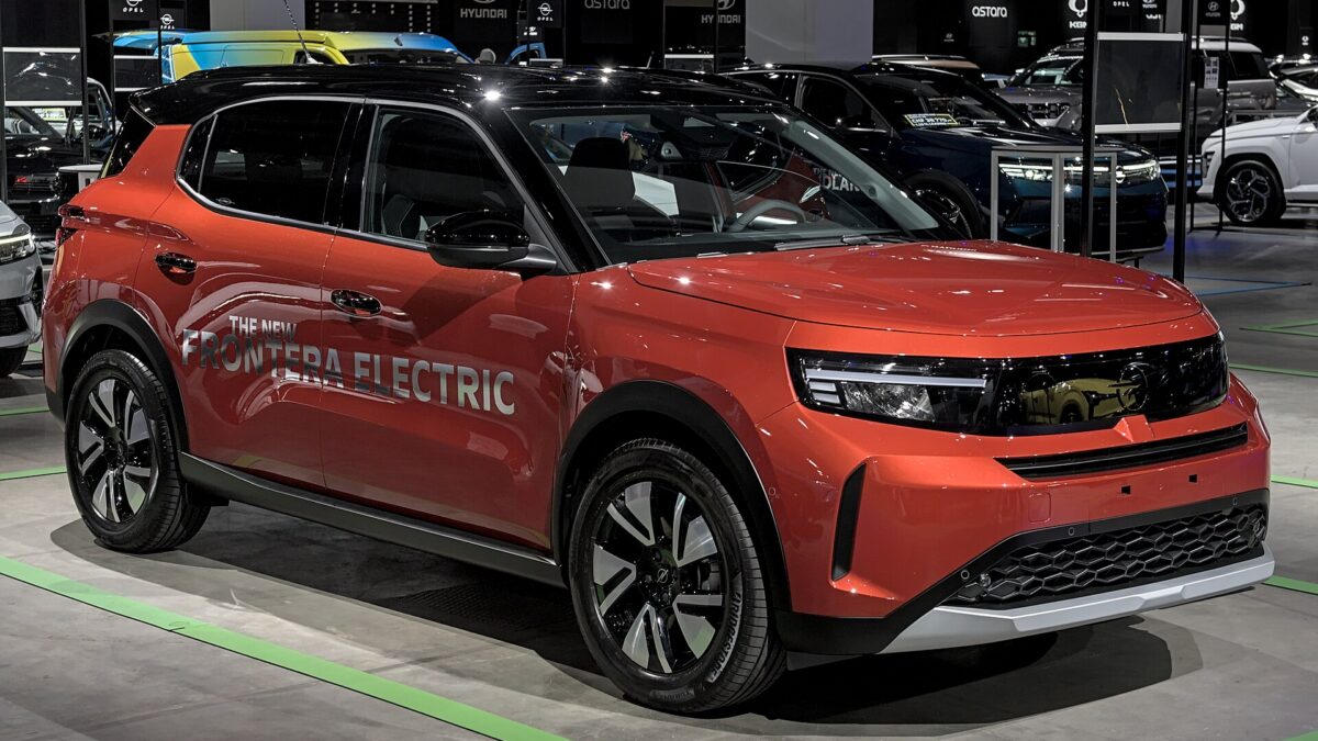 Opel Frontera Electric 113 KM 44 kWh (2024) – widok z przodu