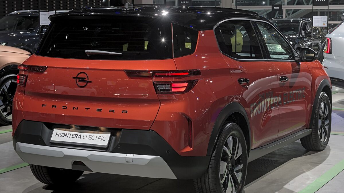 Opel Frontera Electric 113 KM 44 kWh (2024) – widok z tyłu