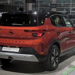 Opel Frontera Electric 113 KM 44 kWh (2024) – widok z tyłu