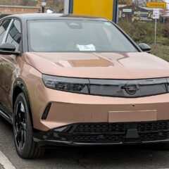 Opel Grandland Electric 326 KM 73 kWh 4x4 (2024) – widok z boku