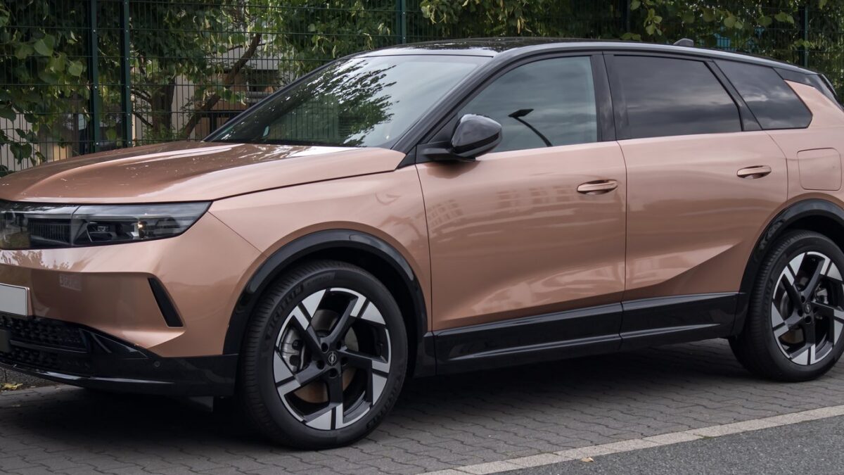 Opel Grandland Electric z fabryki Opel Eisenach — brązowy SUV widziany z boku