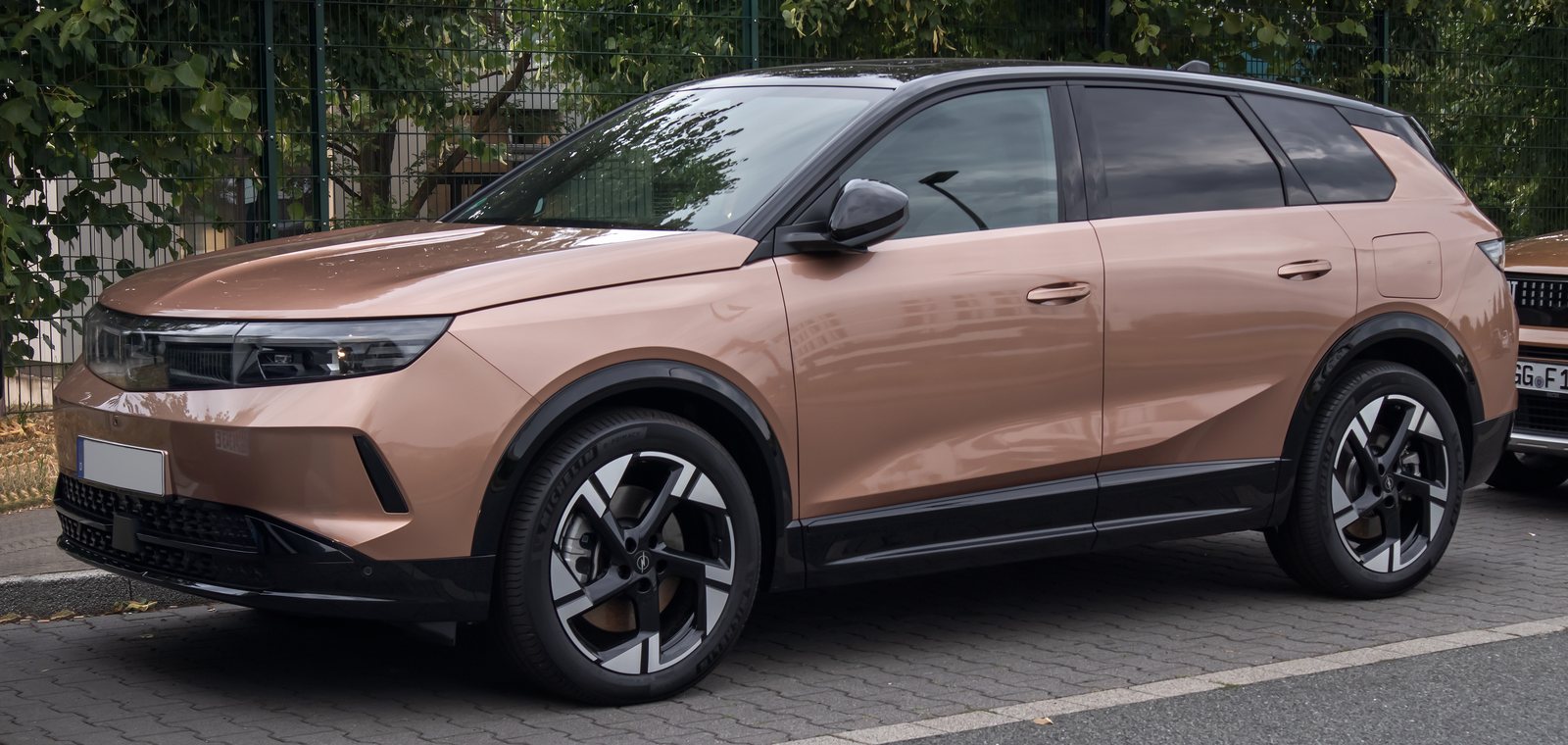 Opel Grandland Electric z fabryki Opel Eisenach — brązowy SUV widziany z boku