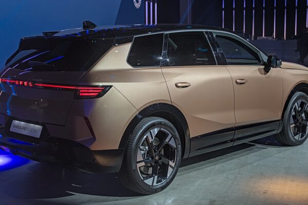 Opel Grandland Electric (2024) – widok z przodu