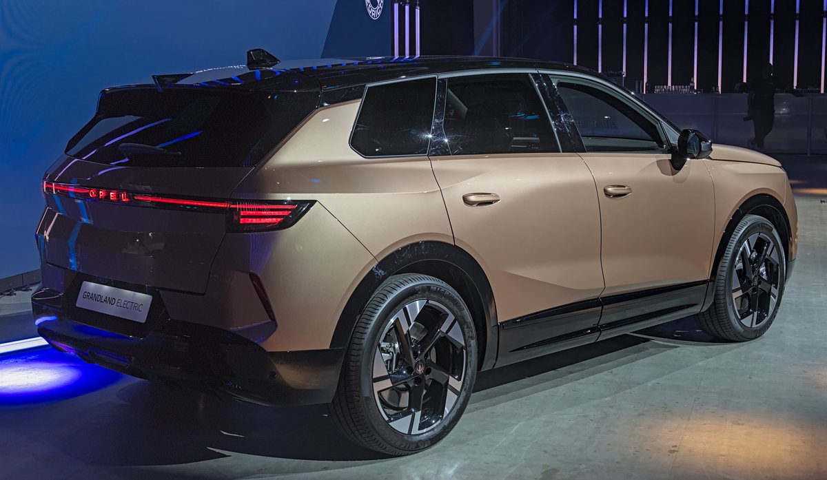 Opel Grandland Electric zaparkowany przed halą targową w Zurychu