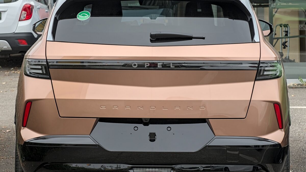Opel Grandland Electric 326 KM 73 kWh 4x4 (2024) – widok z tyłu