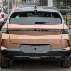 Opel Grandland Electric 326 KM 73 kWh 4x4 (2024) – widok z tyłu