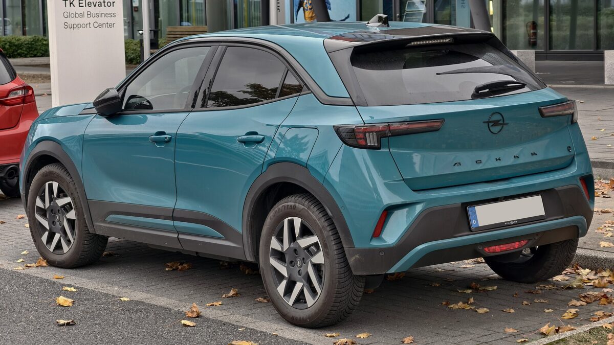 Opel Mokka Electric 156 KM 51 kWh (2021) – widok z tyłu