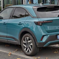 Opel Mokka Electric 156 KM 51 kWh (2021) – widok z tyłu