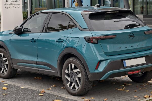 Opel Mokka Electric (2021) – widok z tyłu