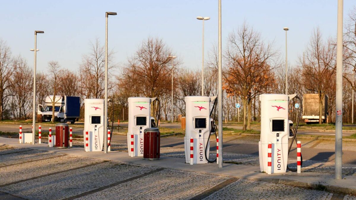 Park szybkiego ładowania przy autostradzie w Niemczech — ilustracja do tekstu o sieci Eliso