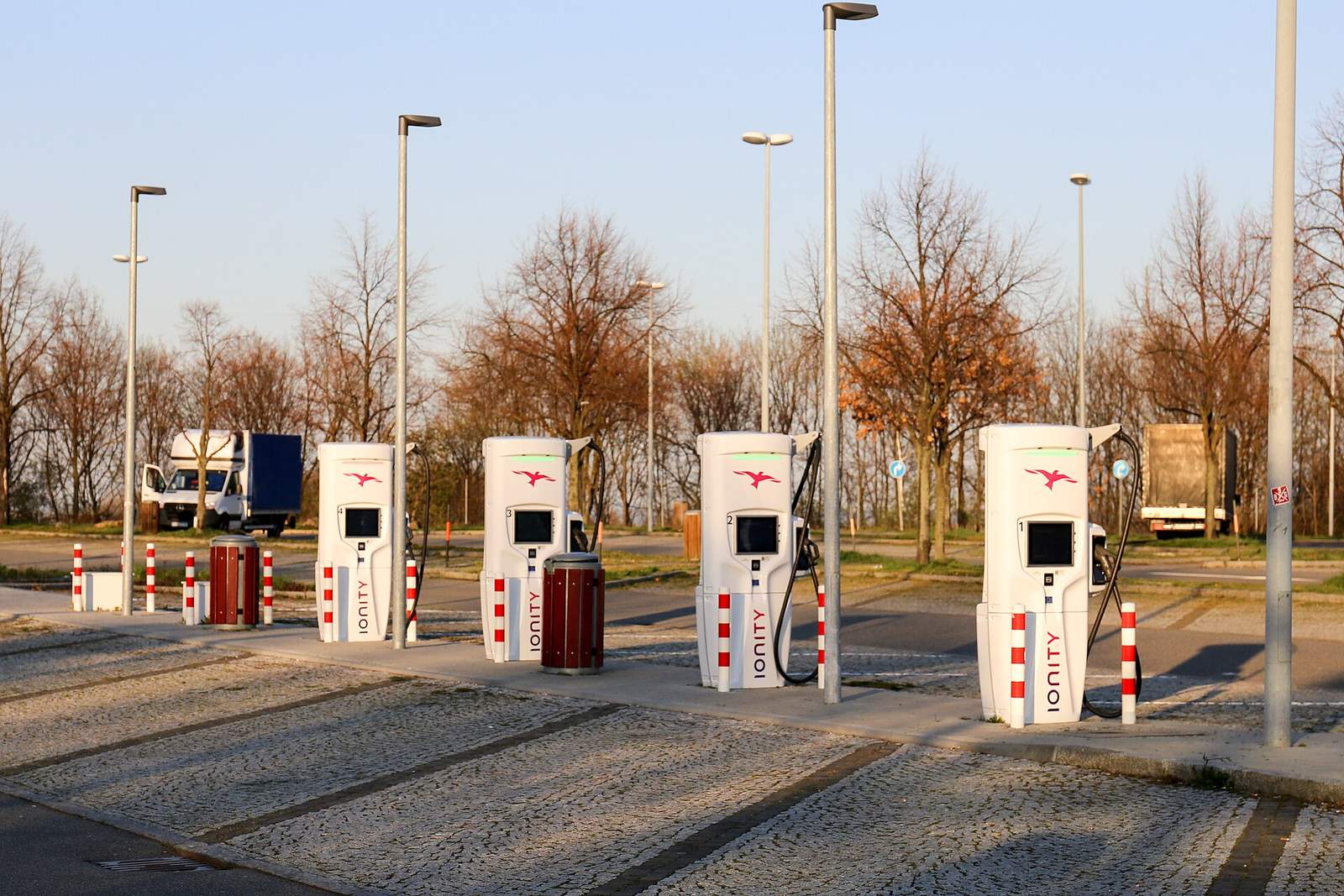 Park szybkiego ładowania przy autostradzie w Niemczech — ilustracja do tekstu o sieci Eliso