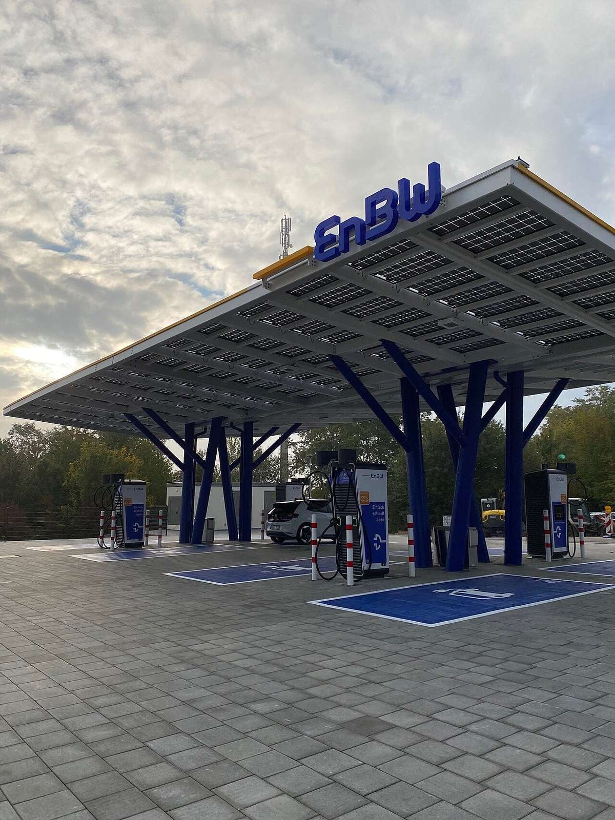 Park szybkiego ładowania z zadaszeniem i instalacją fotowoltaiczną w Niemczech