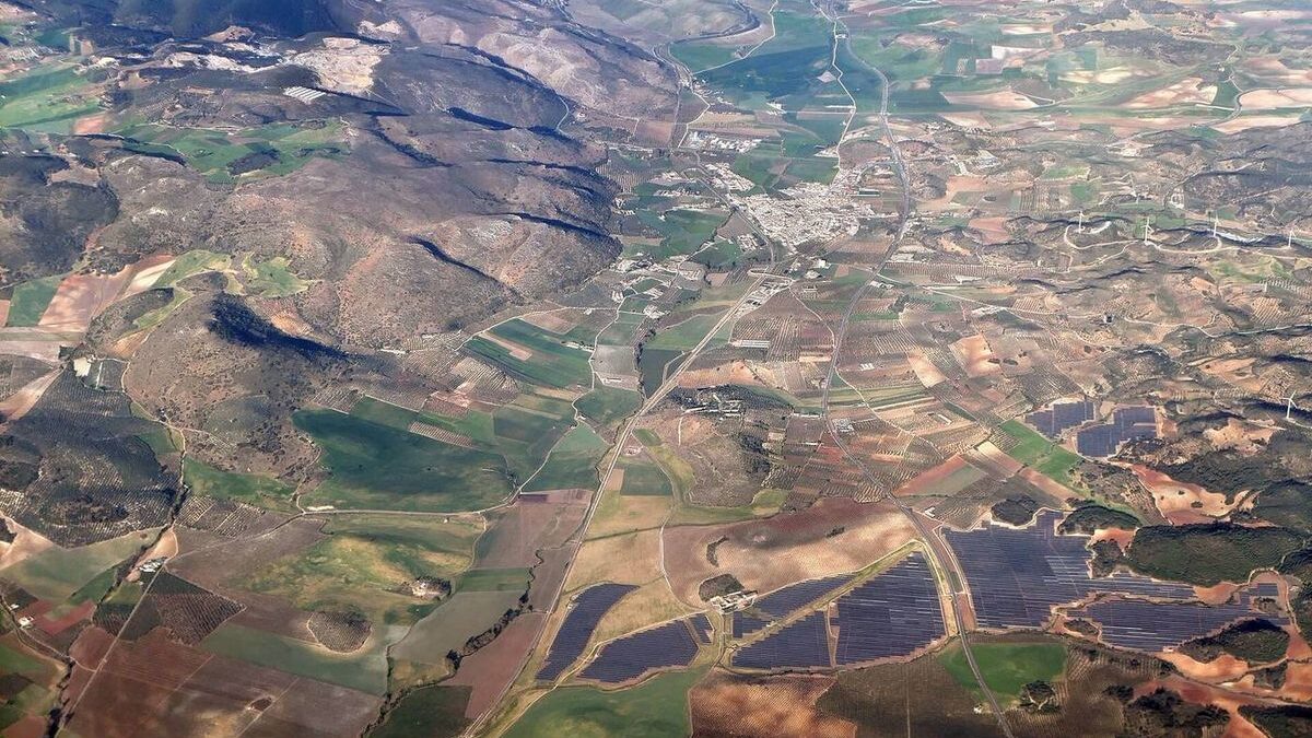 Naziemne panele fotowoltaiczne parku solarnego w okolicy Almargen w Hiszpanii widziane z powietrza