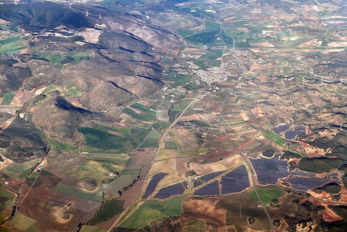 Naziemne panele fotowoltaiczne parku solarnego w okolicy Almargen w Hiszpanii widziane z powietrza