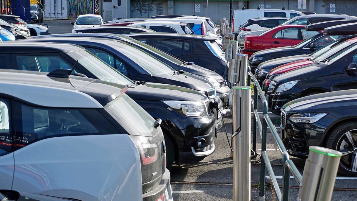 Samochody elektryczne na parkingu z ładowarkami w Oslo w Norwegii