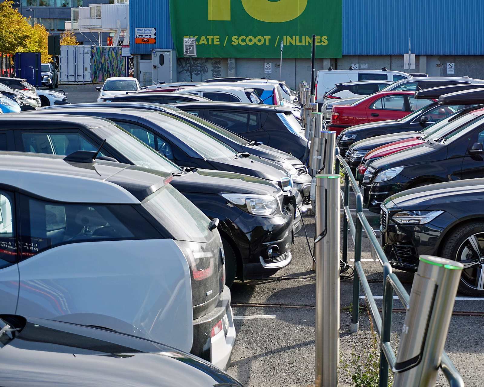 Samochody elektryczne na parkingu z ładowarkami w Oslo w Norwegii
