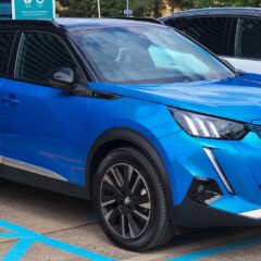 Peugeot e-2008 156 KM 51 kWh (2019) – widok z boku