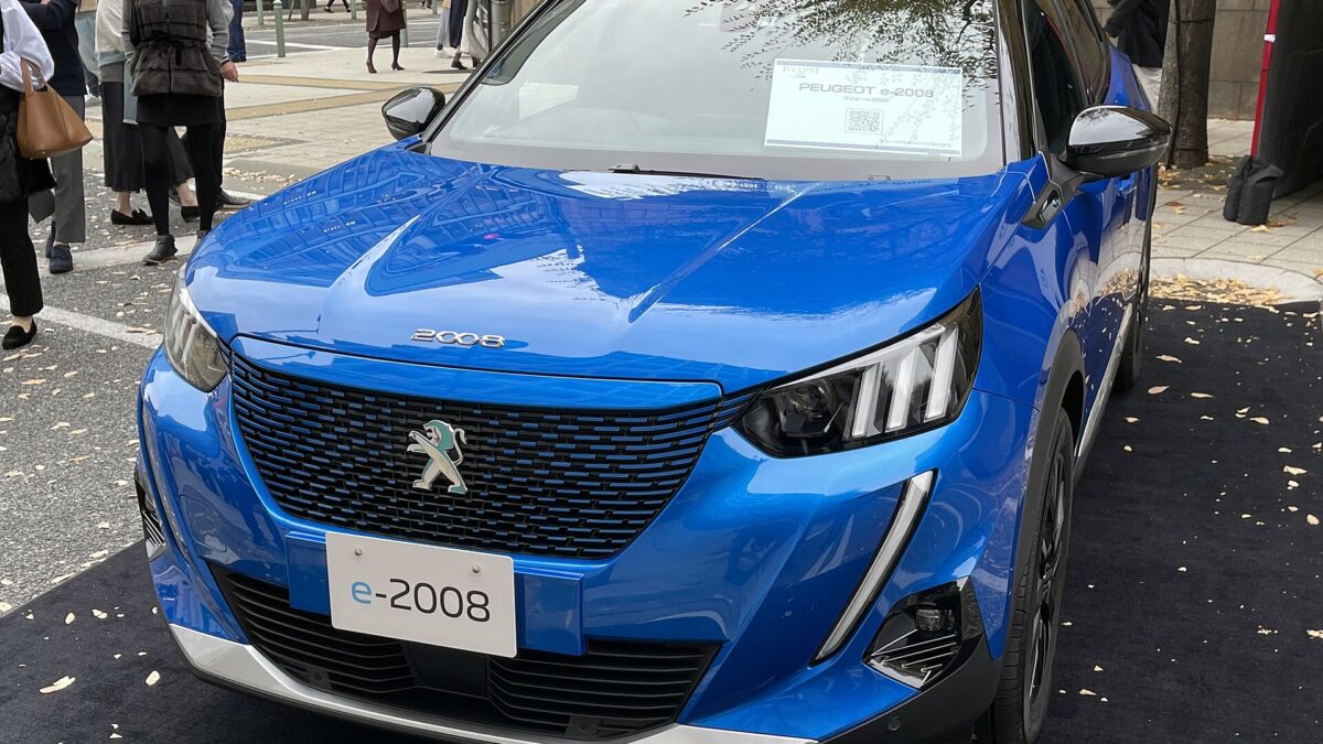 Peugeot e-2008 156 KM 51 kWh (2019) – widok z przodu
