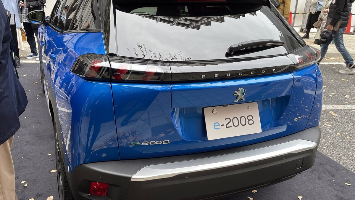 Peugeot e-2008 156 KM 51 kWh (2019) – widok z tyłu