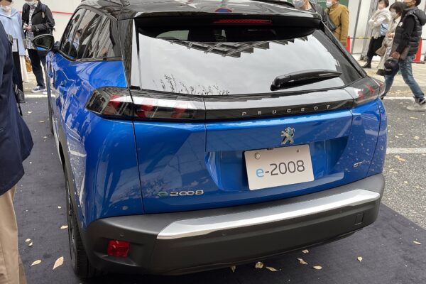 Peugeot e-2008 (2019) – widok z tyłu