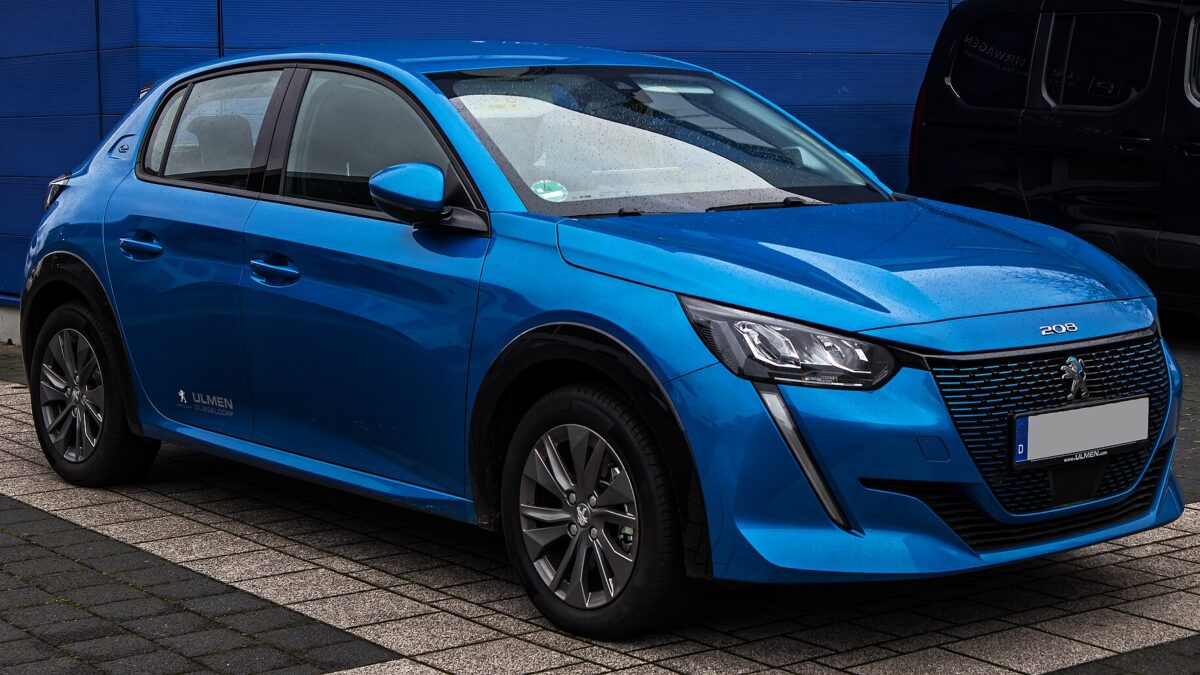 Peugeot e-208 – widok z boku
