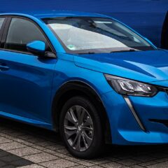 Peugeot e-208 136 KM 46 kWh (2019) – widok z boku
