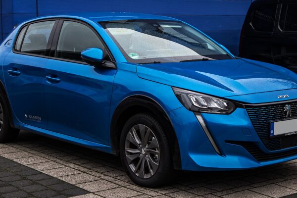 Peugeot e-208 – widok z boku