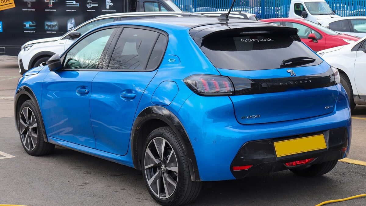 Peugeot e-208 136 KM 46 kWh (2019) – widok z tyłu